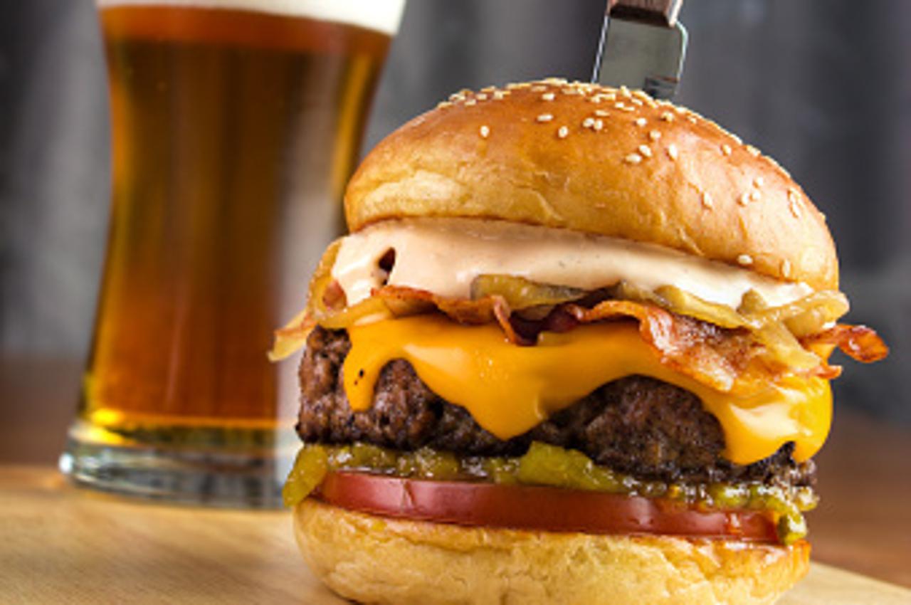 hamburger i pivo