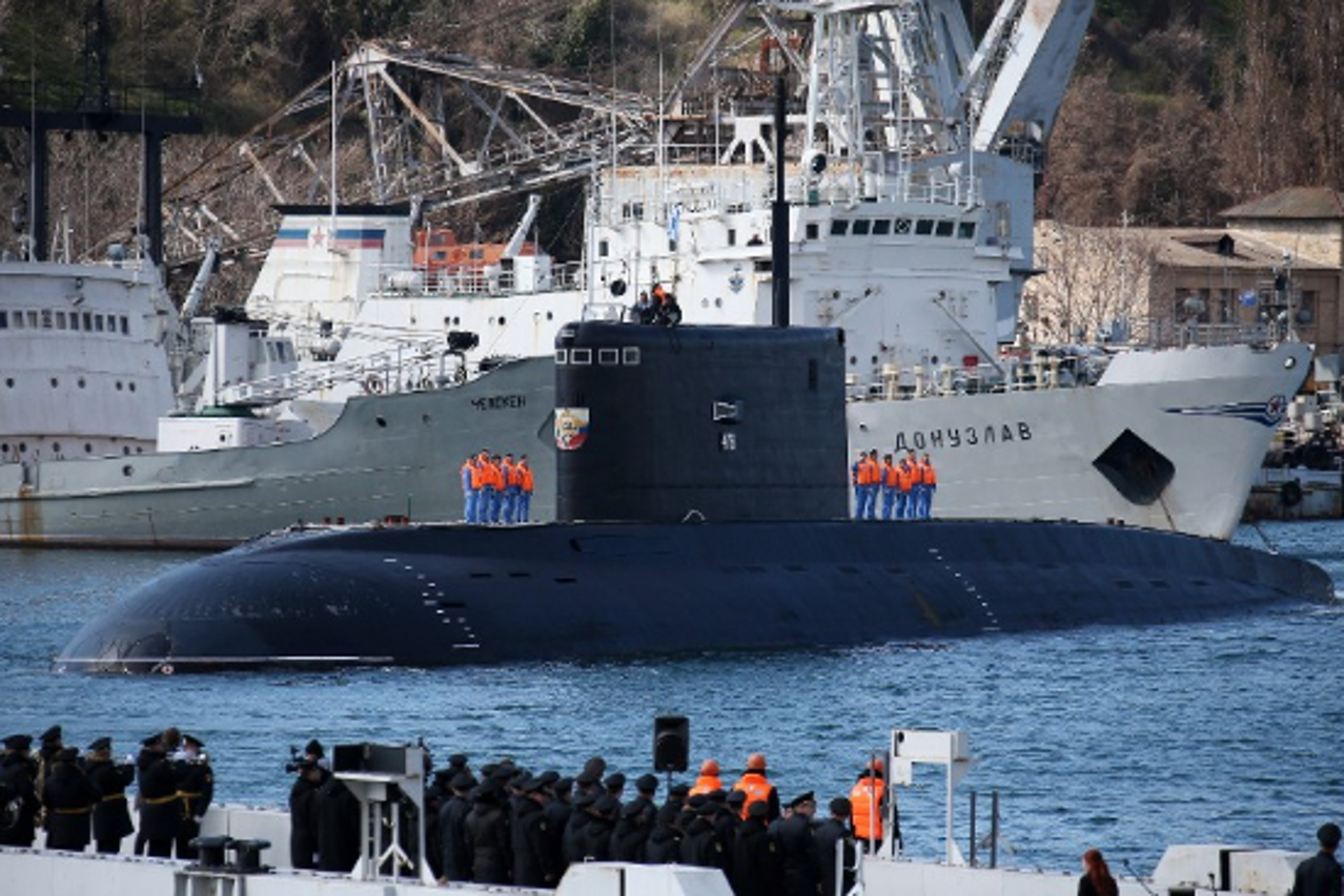 Ruska B-268 Veliki Novgorod podmornica za nedavnog uplovljavanja u Sevastopolj
