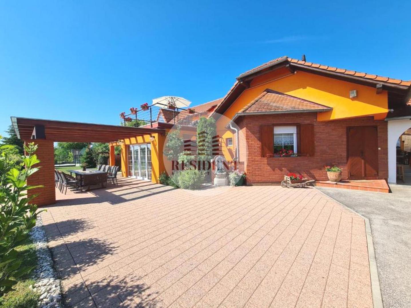 Osim unutarnjih prostora, vila nudi i dodatne sadržaje koji podižu luksuz i udobnost života na ovoj lokaciji. 