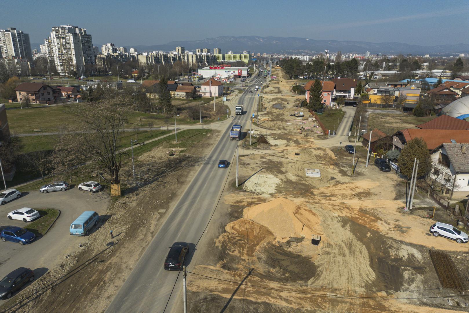 Gotovo točno dvije godine trajala je transformacija Sarajevske ceste iz obične prometnice u veliku gradsku aveniju koja bi za koju godinu trebala postati novi ulaz u Zagreb. 