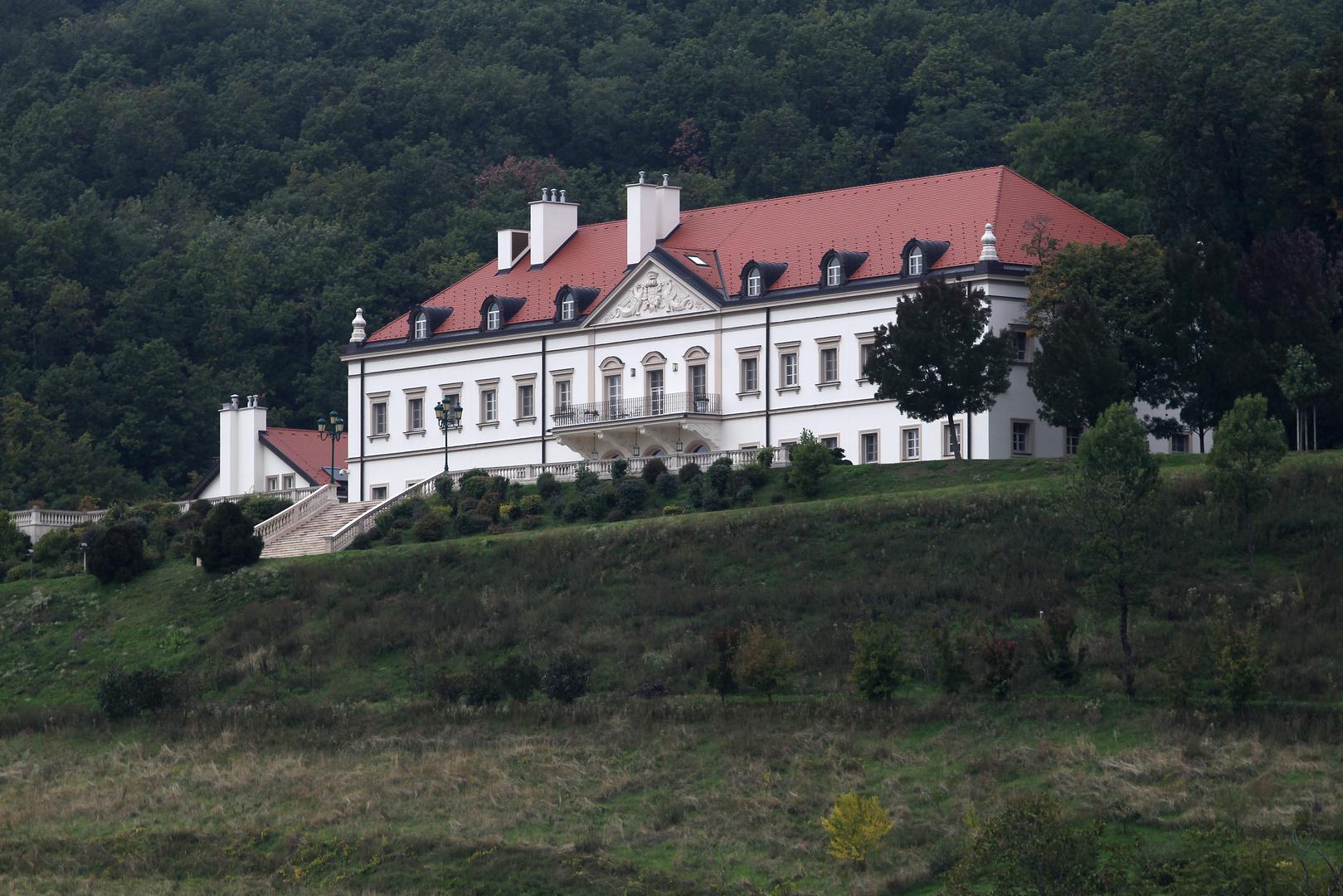 Središnju stambenu palaču koja se prostire na 2000 kvadrata i na tri etaže Ivica Todorić, Ivin otac, namijenio je supruzi Vesni i sebi. 