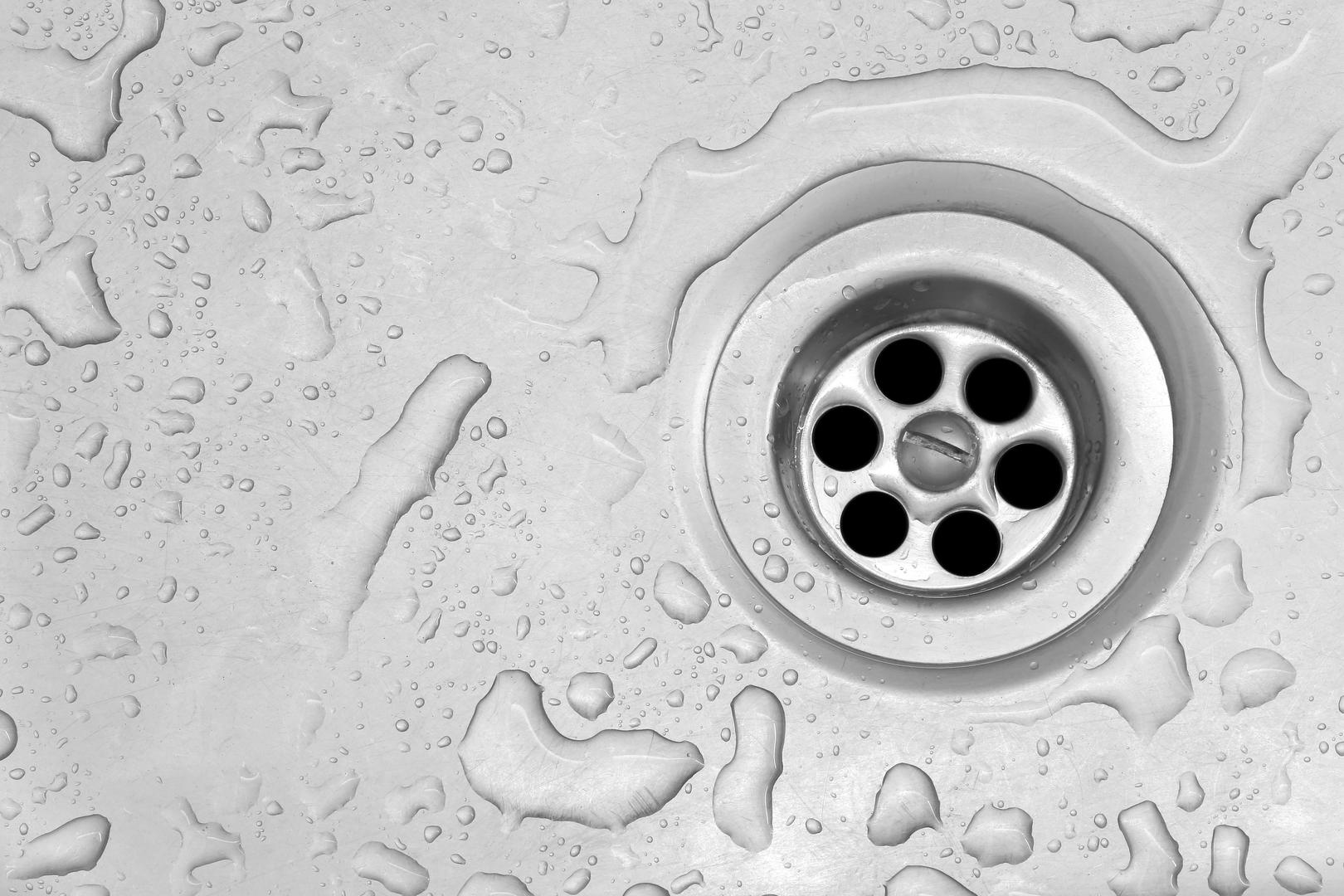 5. Odvodi za tuš i kadu: NSF je otkrio da su odvodi tuša i kade puni koliformnih bakterija i E. coli. Vlaga ih čini idealnim staništem za bakterije, pa ih dezinficirajte najmanje jednom tjedno.