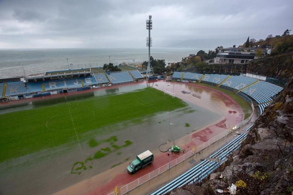 Rijeka: Uslijed obilne kiše poplavljen stadion Kantrida