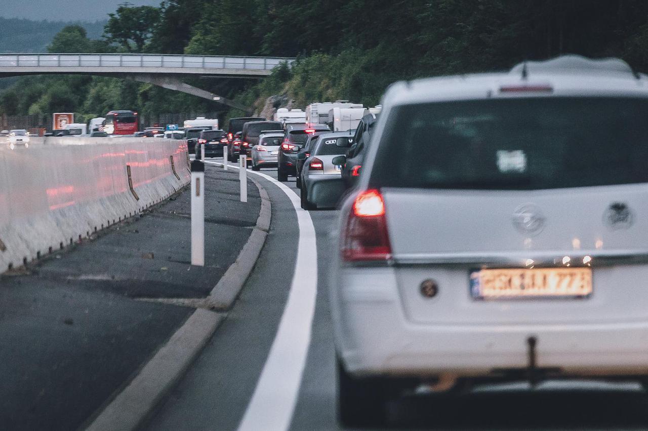 THEMENBILD, Stau auf der Autobahn