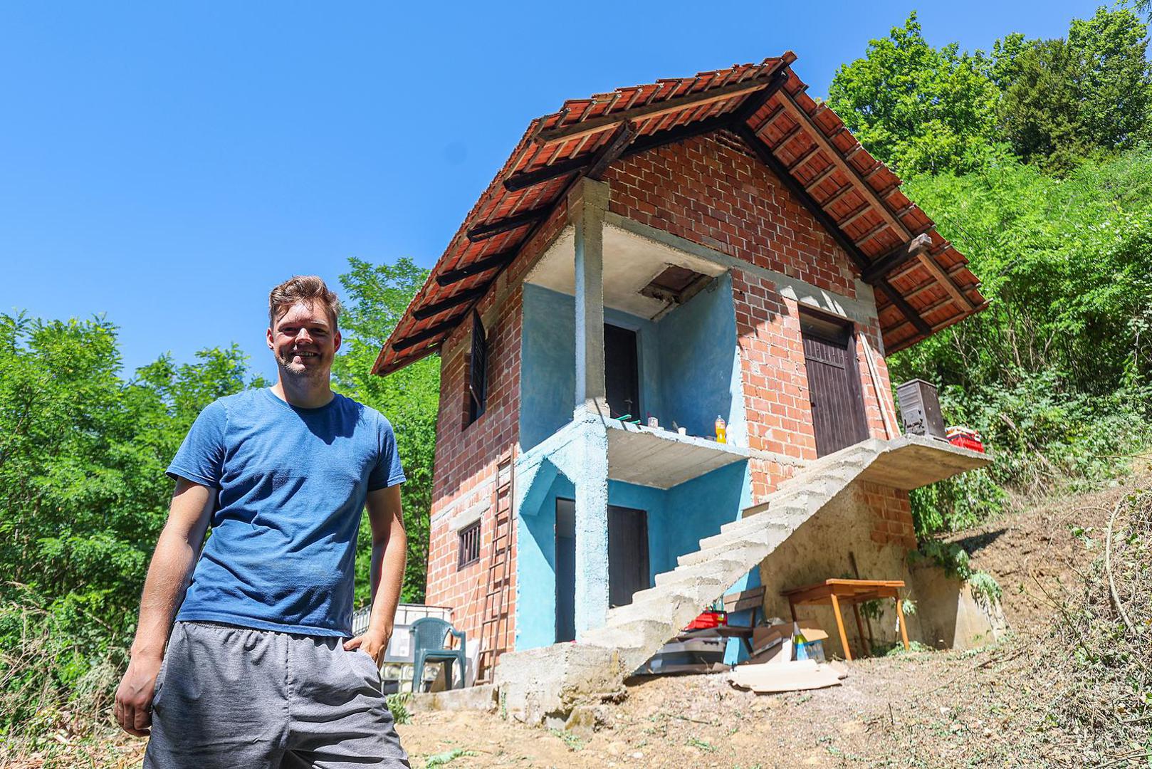 Njegov najnoviji projekt privukao je puno pozornosti jer je na nagovor prijatelja za samo 5000 eura kupio napuštenu kuću duboko u šumi – bez struje, bez vode, pa čak i bez normalnog puta.

