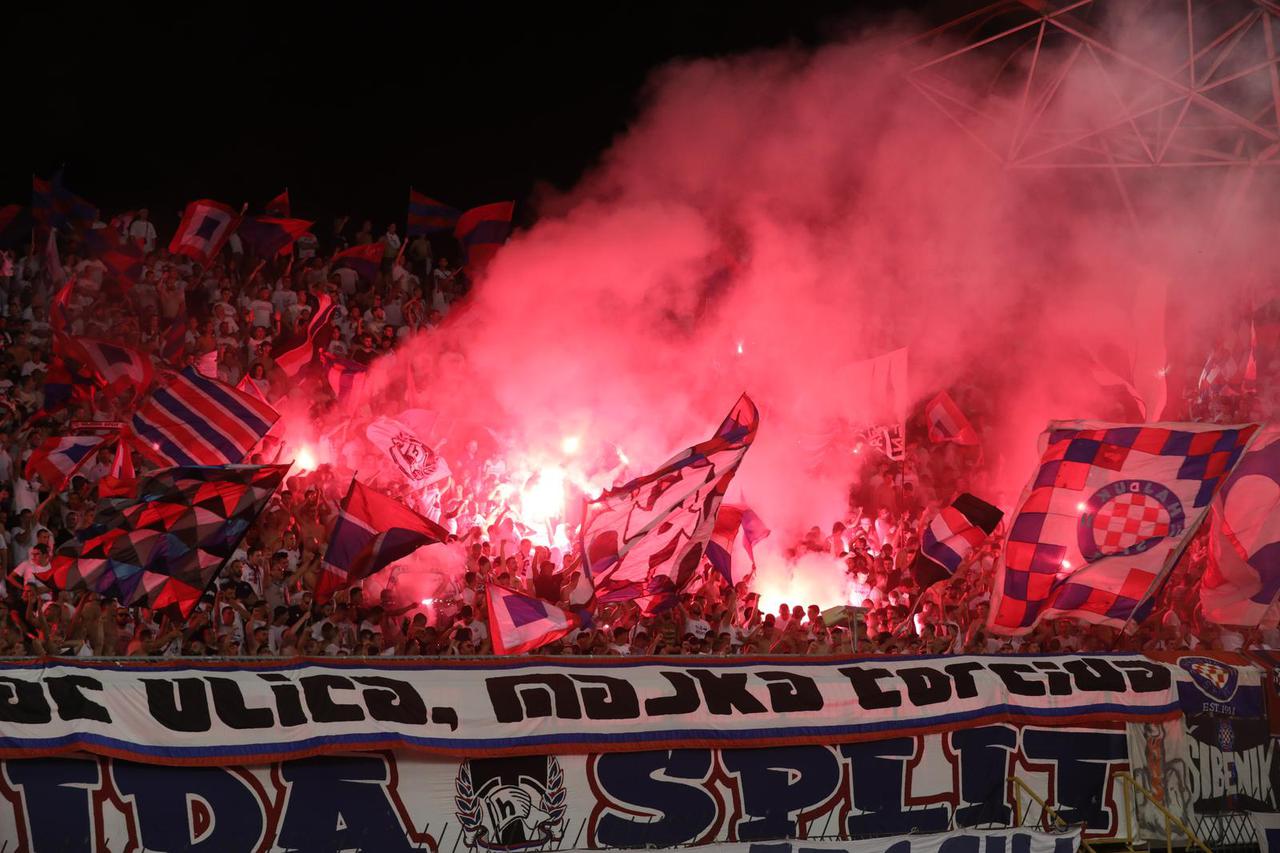 Split: Bakljada na tribinama tijekom utakmice HNK Hajduk i HNK Rijeka