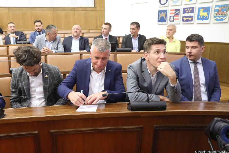 Zagreb: Saborska oporba raspravlja o pljacki INA-e