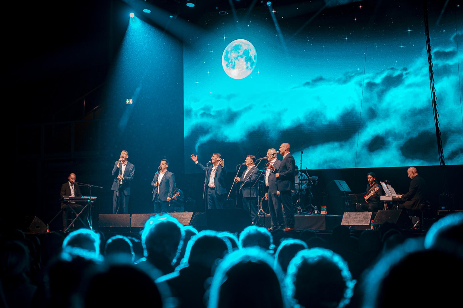 Prepoznatljivi Bralićev bariton, klapsko višeglasje i snažna povezanost s publikom još su jednom pokazali zašto se njihove pjesme jednako snažno doživljavaju i na obali i na kontinentu.