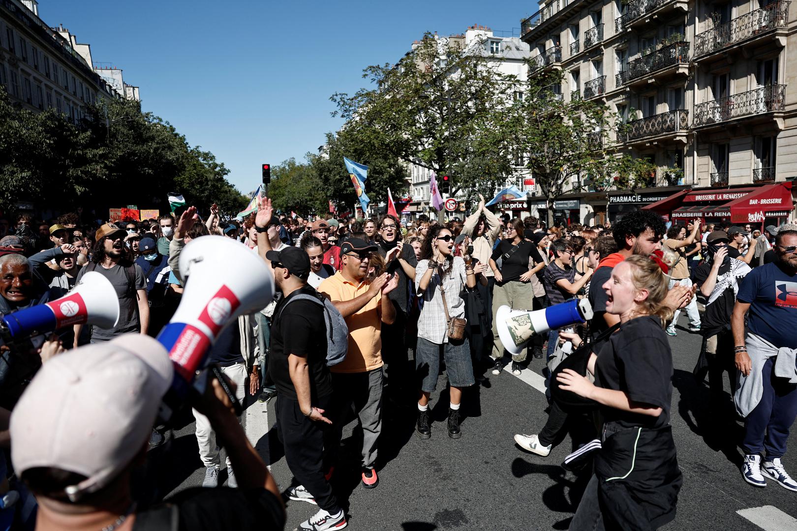 Ovaj osjećaj odražava dublji, dugo tinjajući bijes protiv politika koje se percipiraju kao pogodovanje bogatima dok troškovi života za obične ljude nastavljaju rasti.
