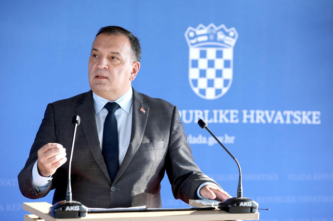 Zagreb: Ministar Beroš dao izjavu za medije nakon završene sjednice Vlade