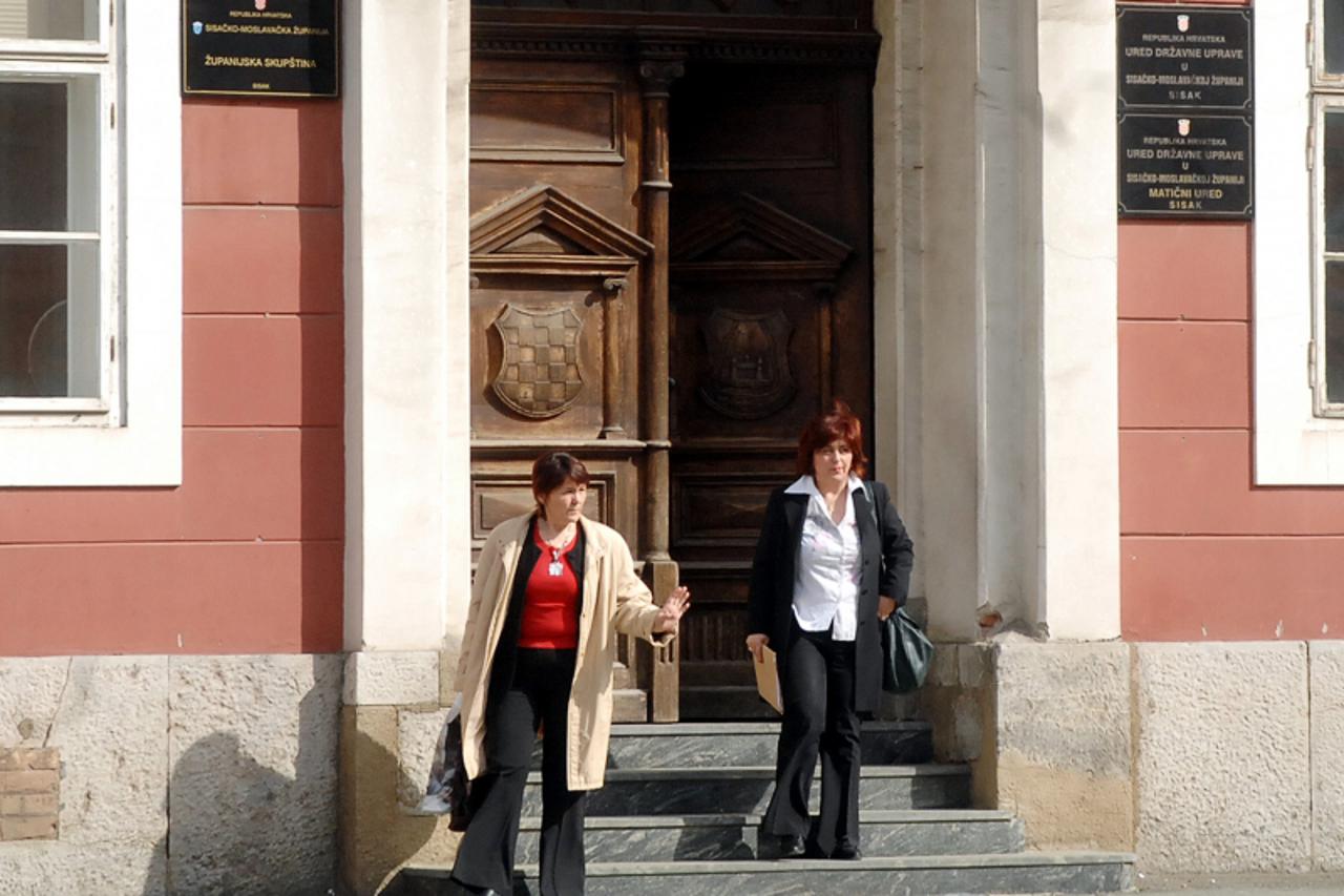 'sisak - 30.03.2010., Sisak - Iz zgrade Sisacko-moslavacke zupanije uskoro ce izlaziti novo zaposleni djelatnici. Photo:Nikola Cutuk/PIXSELL'