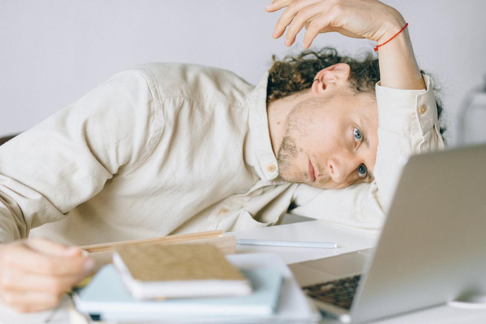 Umor i pad energije: Kada nema dovoljno tekućine, krvni volumen može se smanjiti, a tijelo teže 'gura' kisik i hranjive tvari tamo gdje trebaju. Rezultat je osjećaj tromosti, pospanosti i 'praznih baterija', čak i kad ste spavali solidno. Ako vas umor hvata redovito poslijepodne, provjerite i koliko ste toga dana popili. 