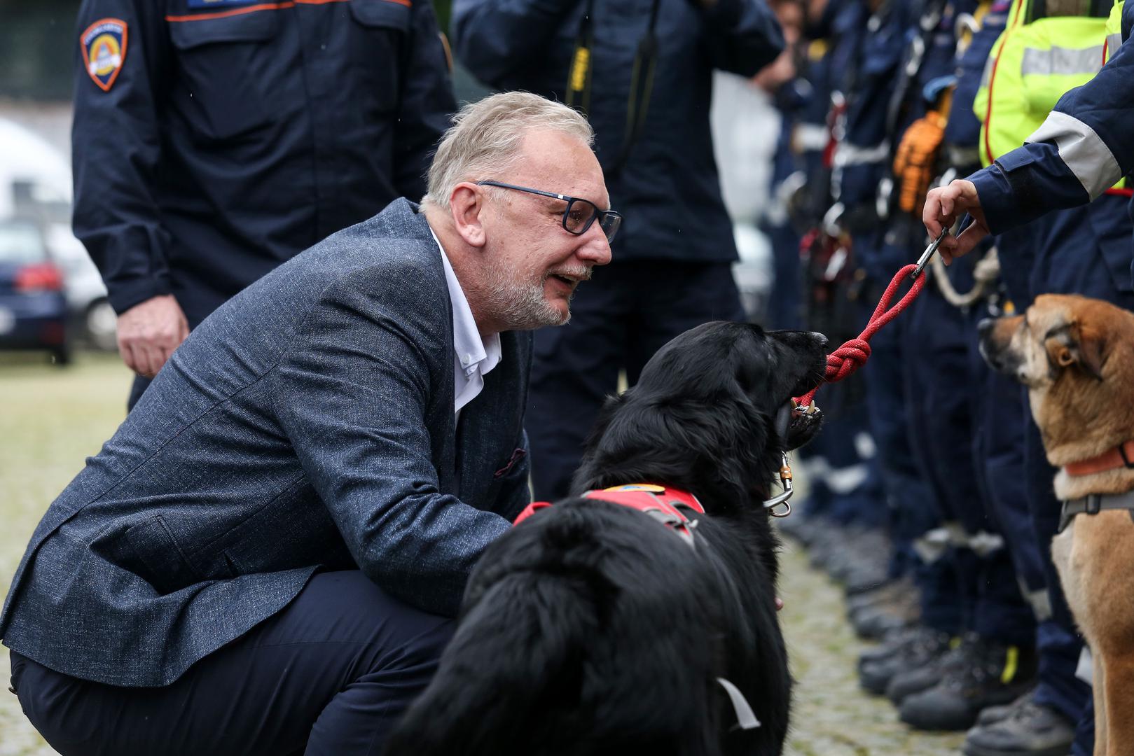 Ministar unutarnjih poslova Davor Božinović na ostrojavanju državne intervencijske postrojbe civilne zaštite na poligonu Vatrogasne škole u Zagrebu