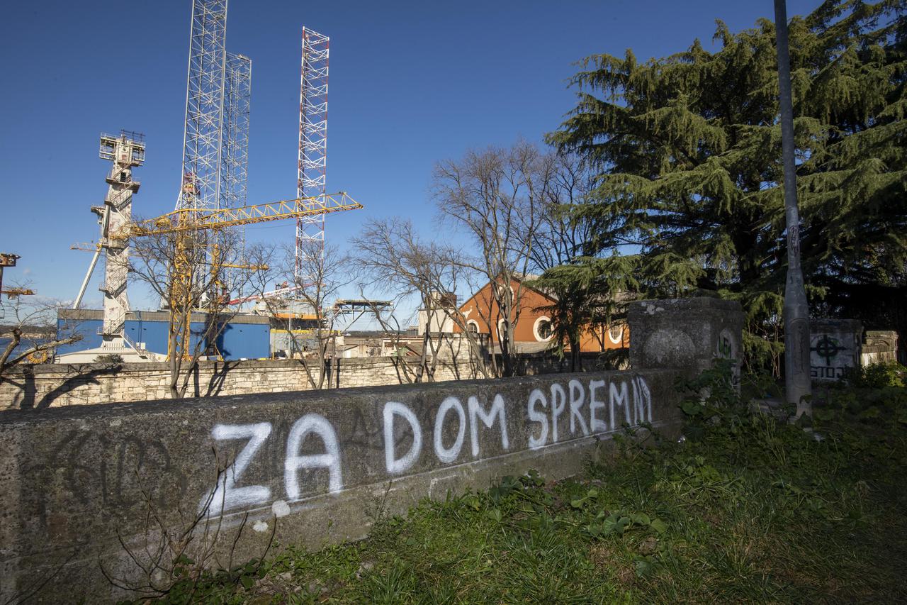 Pula: Stepenice kod stražnje strane Mornaričke crkve devastirane nacističkim i ustaškim simbolima