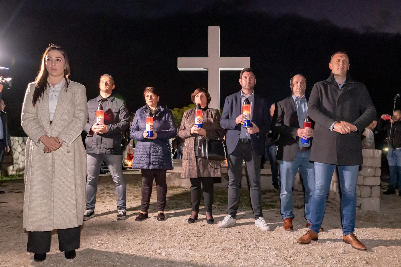 17.11.2022., Skabrnja - Predsjednik Vlade RH Andrej Plenkovic posjetio je veceras Skabrnju gdje je polozio vijence i zapalio svijece uoci sutrasnje obljetnice stradavanja branitelja i civila 1991.g. Nekolicina branitelj okrenula je ledja premijeru Plenkovicu prilikom njegovog postavljanja vijenca u znak prosvjeda. Dino Stanin/PIXSELL Photo: Dino Stanin/PIXSELL