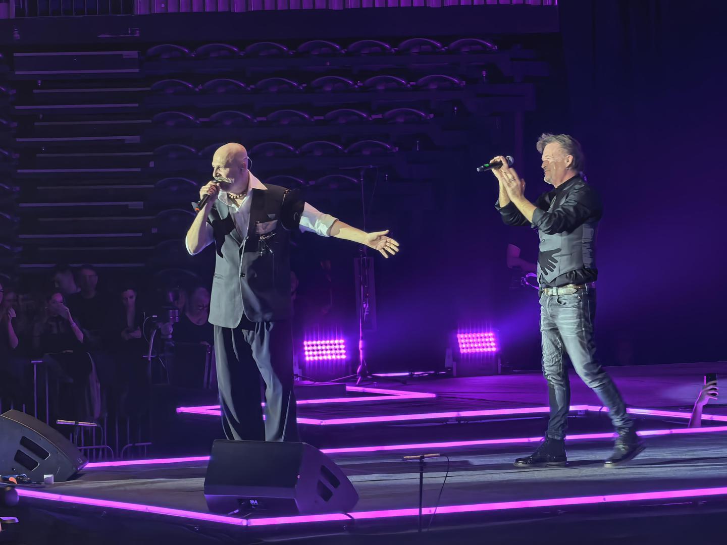 Tijekom izvođenja hita Budi moja voda Urban se čak i našalio s dragim prijateljem dobacivši mu "ajmo još, pa Tony Cetinski to drži 6 minuta"... Pred kraj koncerta se Urban ubacio i u publiku kroz koju je prošetao otpjevajući dvije pjesme grleći se s fanovima koji su pjevali s njim