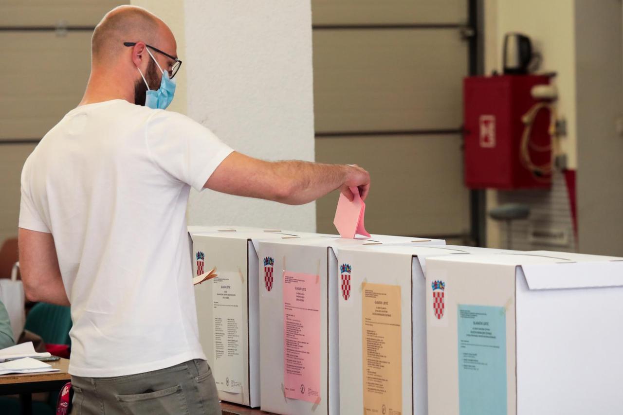 Osijek: Građani na biralištima glasuju za svoje kandidate na lokalnim izborima