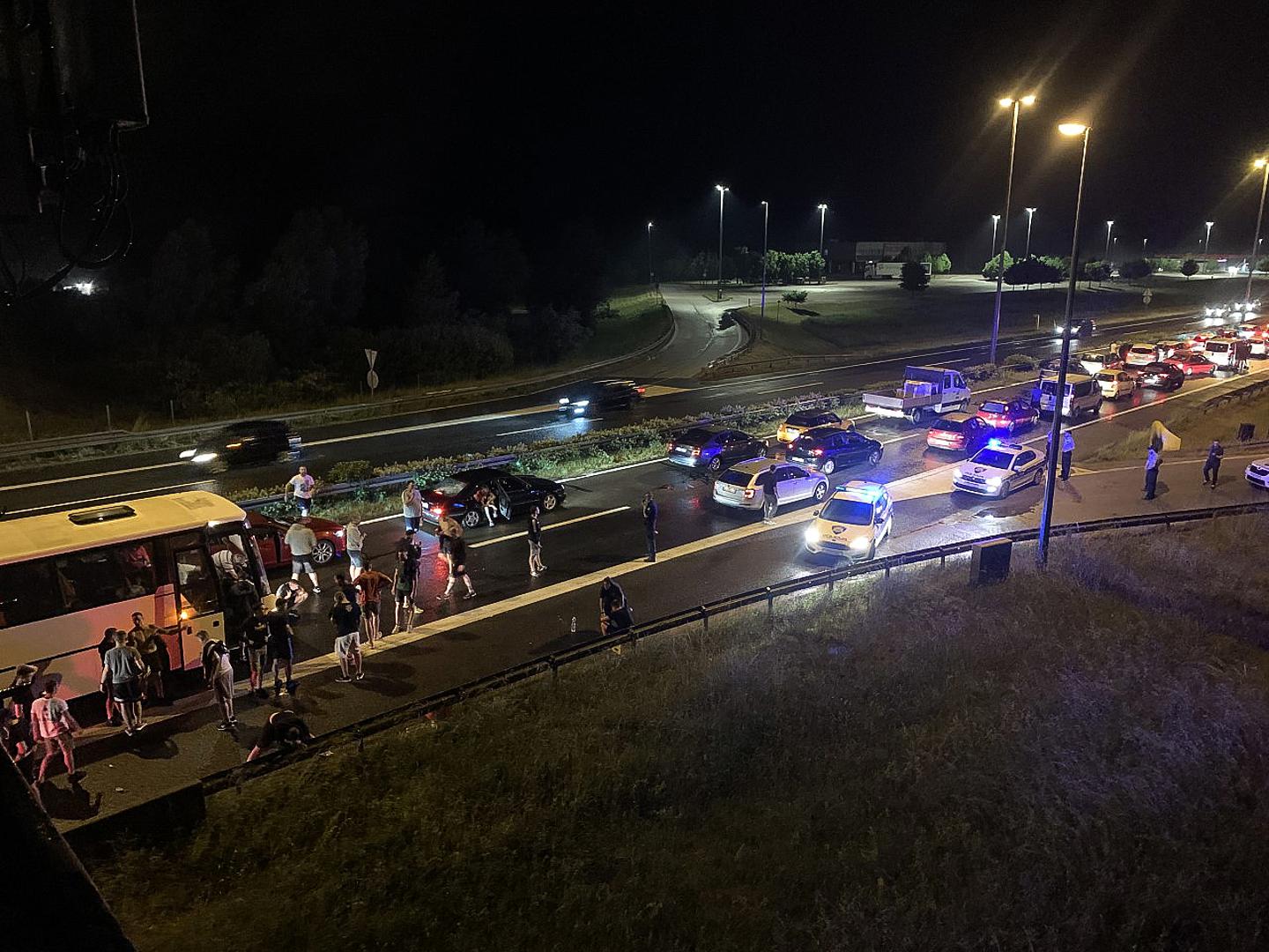 21.05.2022., Zagreb -Ekskluzivne fotografije tucnjave izmedju Torcide i policije.  U subotu u 21.35 sati na autocesti A1 kod odmorista Desinec navijaci Hajduka napali su policajce koji su ih organizirano pratili s utakmice u Zagrebu. Odbijajuci napad policija je uzvratila vatrenim oruzjem kojim su ranjena dvojica napadaca, a u napadu je ozlijedjeno desetak policajaca. Photo: Pixsell/PIXSELL