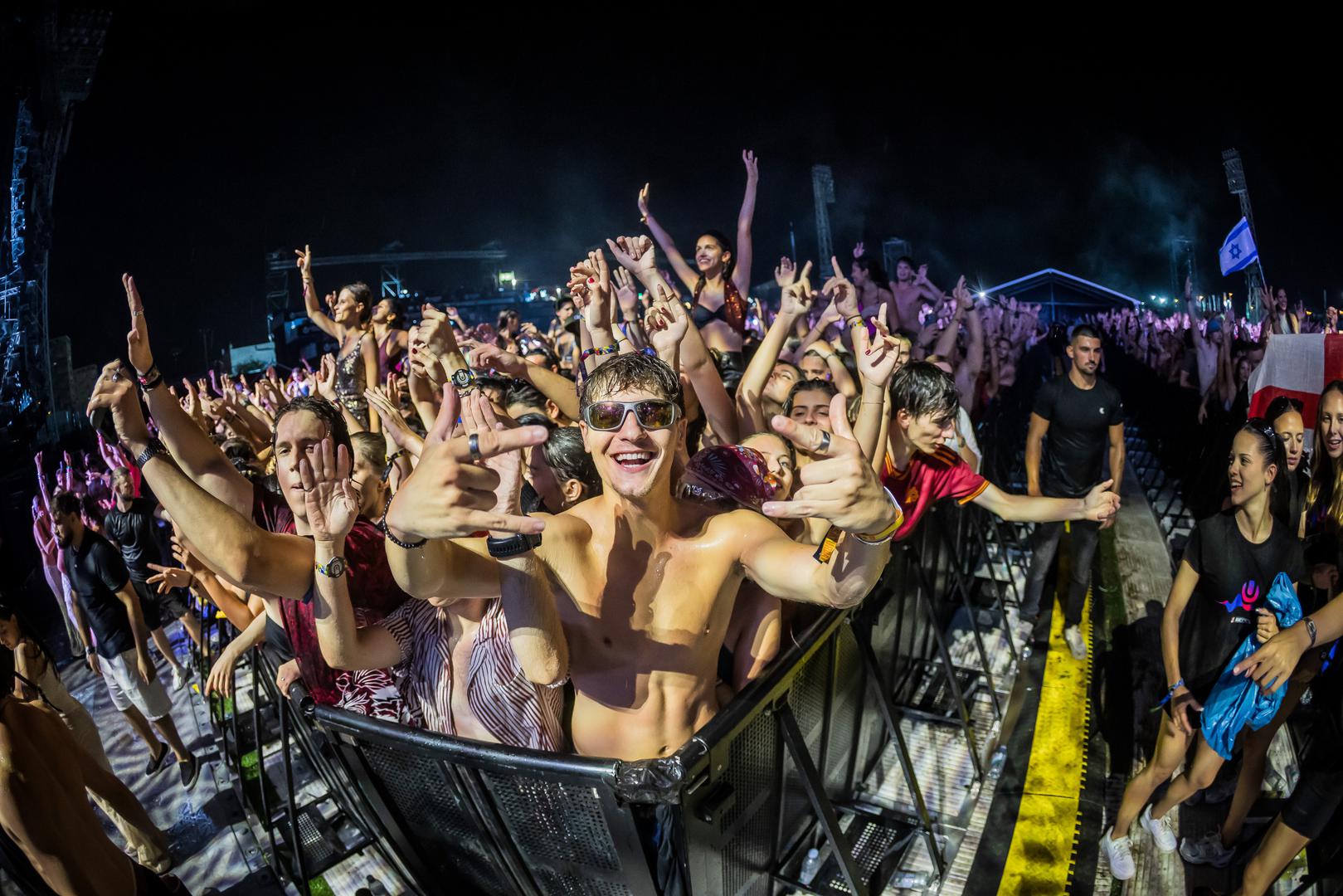 Na glavnoj pozornici, Main Stageu, središnji događaj večeri bio je nastup škotskog DJ-a i producenta Calvina Harrisa, koji prvi put nastupio na Ultra Europe festivalu.