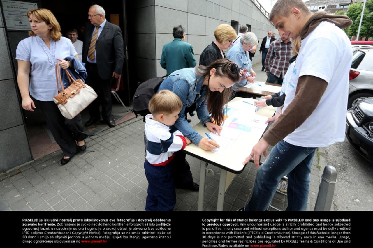 '12.05.2013., Zagreb - Diljem Hrvatske pred crkvama je pocelo prikupljanje potpisa za referendum kojim bi se trazilo da se u ustav RH ukljuci da je brak zajednica muskarca i zene. Pred crkvom  Sv. Mat