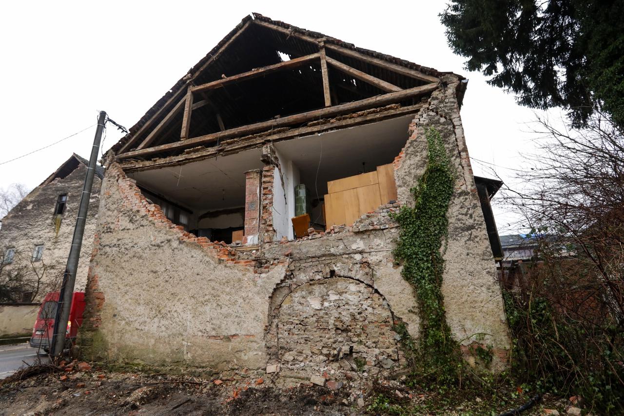 Pust grad Glina nakon potresa koji ju je potpuno uništio