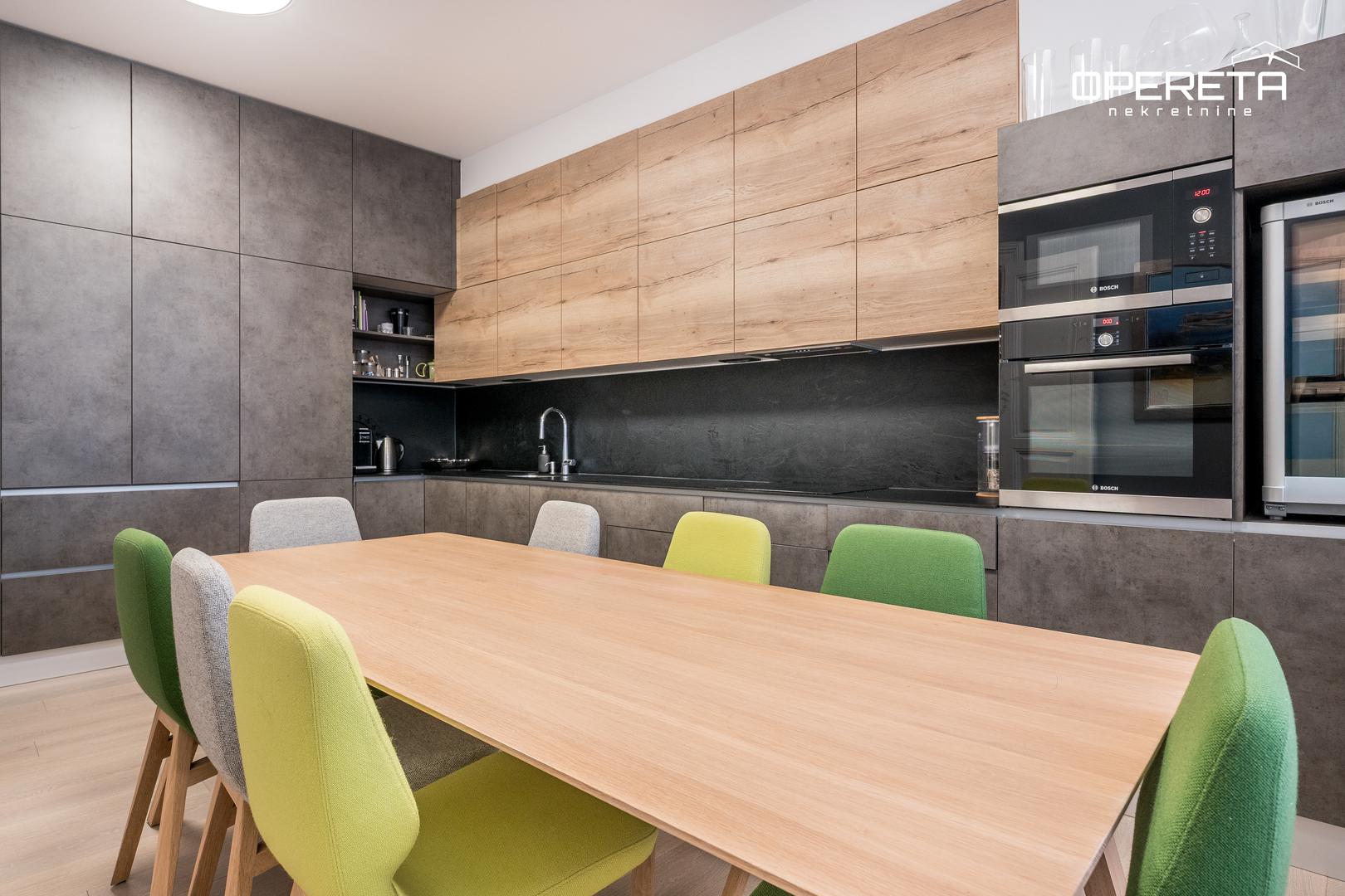 Stan je u potpunosti obnovljen te posjeduje urednu dokumentaciju, uključujući vlasnički list. Cijena najma iznosi 2.500 eura.