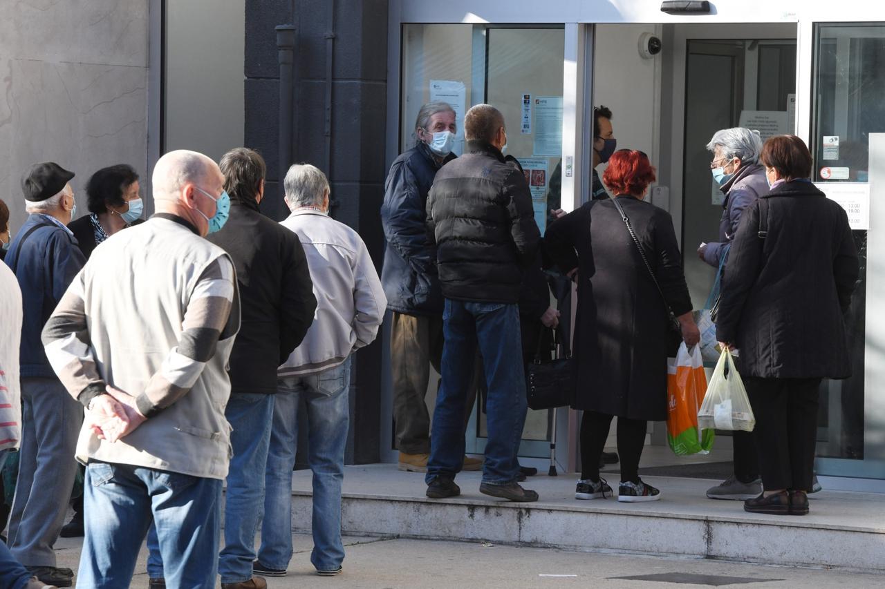 Šibenik: Iako su okupljanja više osoba zabranjena, umirovljenici dolaze po mirovine