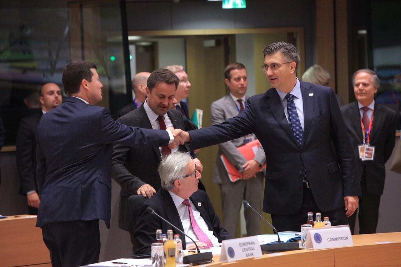 Andrej Plenković s europskim čelnicima nakon duge noćne rasprave u Bruxellesu