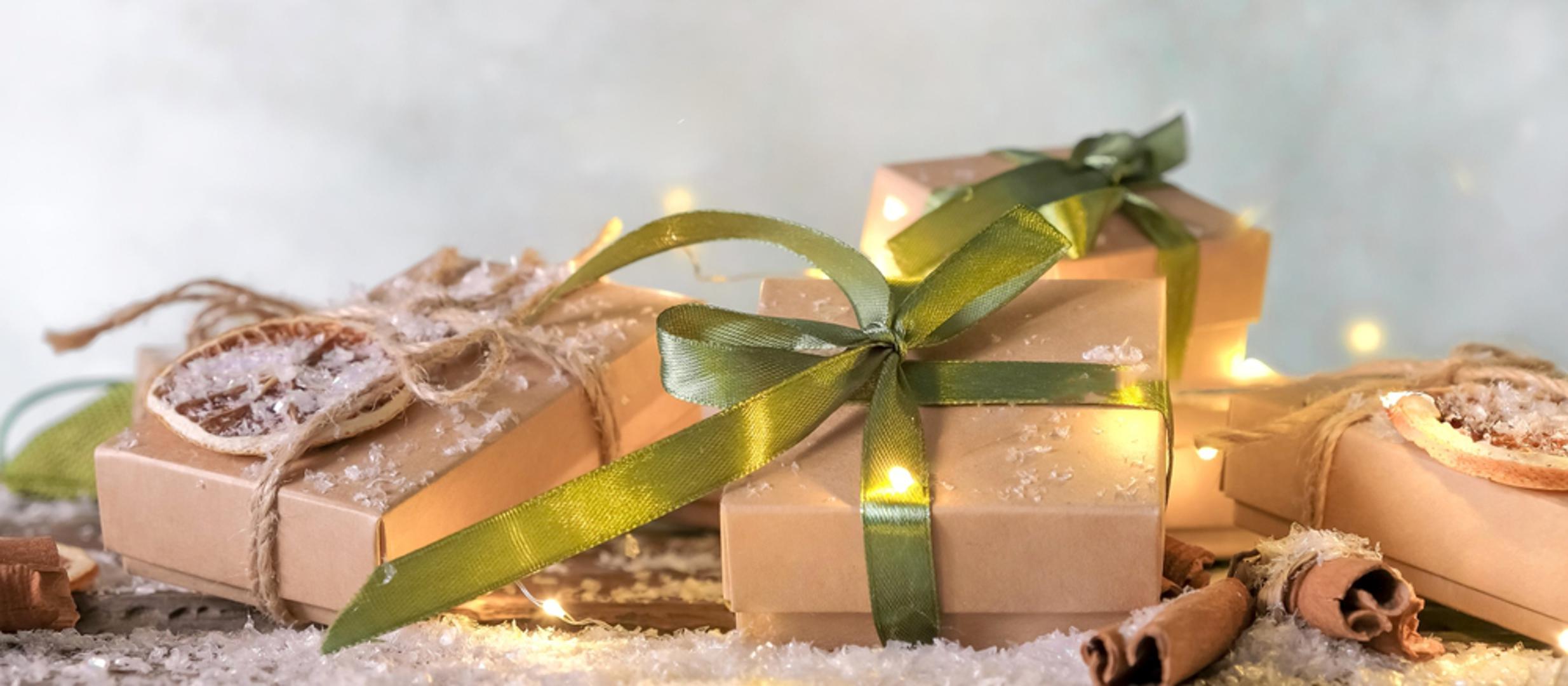 Kartonske kutije i valoviti karton: Kutije od dostave ili čvršće kartonske ambalaže mogu postati minimalistički, ali efektan omot. Ostavite karton u 'natur' izdanju i ukrasite ga tankom crnom špagom ili komadićem tkanine. Od valovitog kartona možete izrezati etikete, zvjezdice i slične ukrase. Ovo je posebno praktično za darove čudnih oblika koje je teško zamotati.