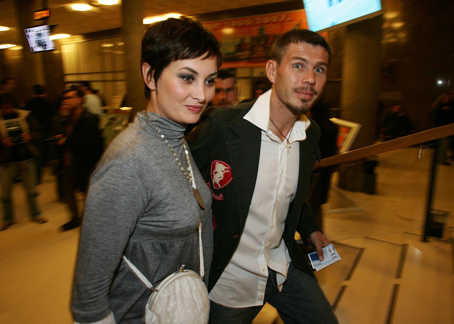 Leonarda i Zvone oduvijek su se podržavali u poslovnim pothvatima, a mnogi su i tada komentirali kako obitelj djeluje skladno. Nikakvi problemi nisu se naslućivali, a Zvone i Leonarda bili su jedan od rijetkih parova na domaćoj sceni uz koje se nikada nisu vezali nikakvi skandali. Svoje su probleme, ako su ih i imali, nastojali riješiti u svoja četiri zida, a svetinja im je bila obitelj koju su pod svaku cijenu nastojali zaštititi od očiju javnosti. A zanimanje za uspješnog nogometaša i darovitu manekenku uvijek je bilo veliko. No u svojoj su odluci Bobani bili vrlo uspješni pa je mnoge iznenadila vijest o njihovu razlazu.