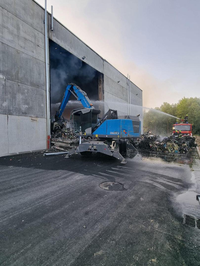 Objekt i skladišni prostor tvrtke Eko Flor nalazi se u neposrednoj blizini željezničkog kolodvora Novi Dvori i u njemu i oko njega je značajna količina plastike.