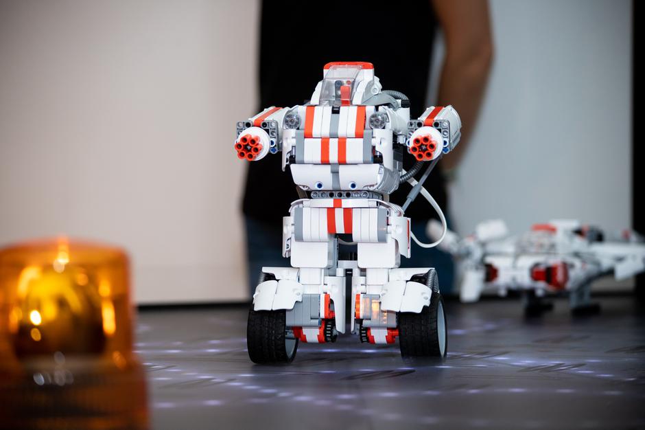 Tele2 & Mi Robot Builder