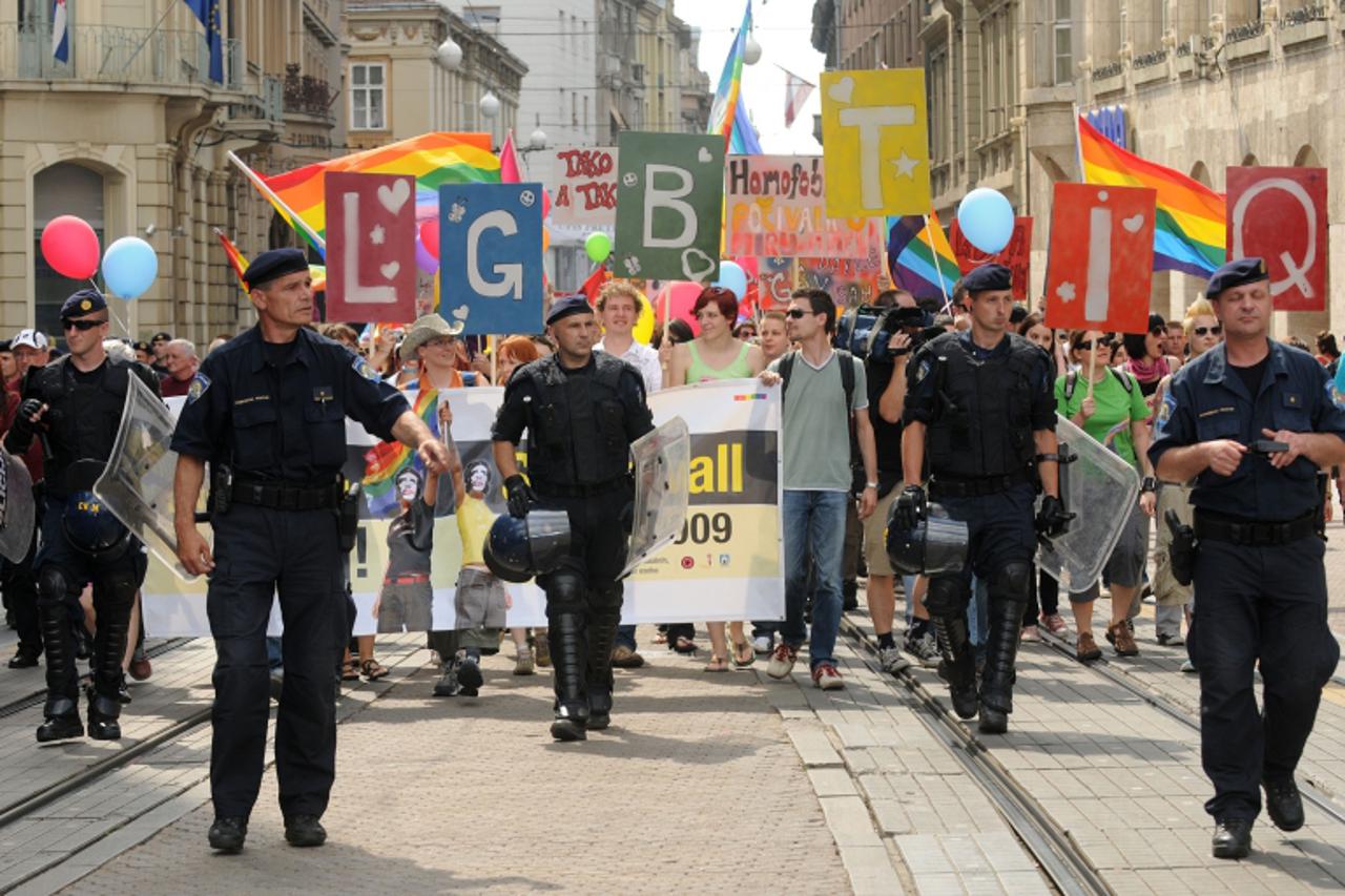'Unutrasnja Zagreb  Hrvatska 13.06..2009. Gay parada 2009, krenuli su sa Trga marsala Tita, preko Trga bana Jelacica do Zrinjevca gdje se odrzavao program, koncert Stampeda. Na Trgu bana Jelacica je b