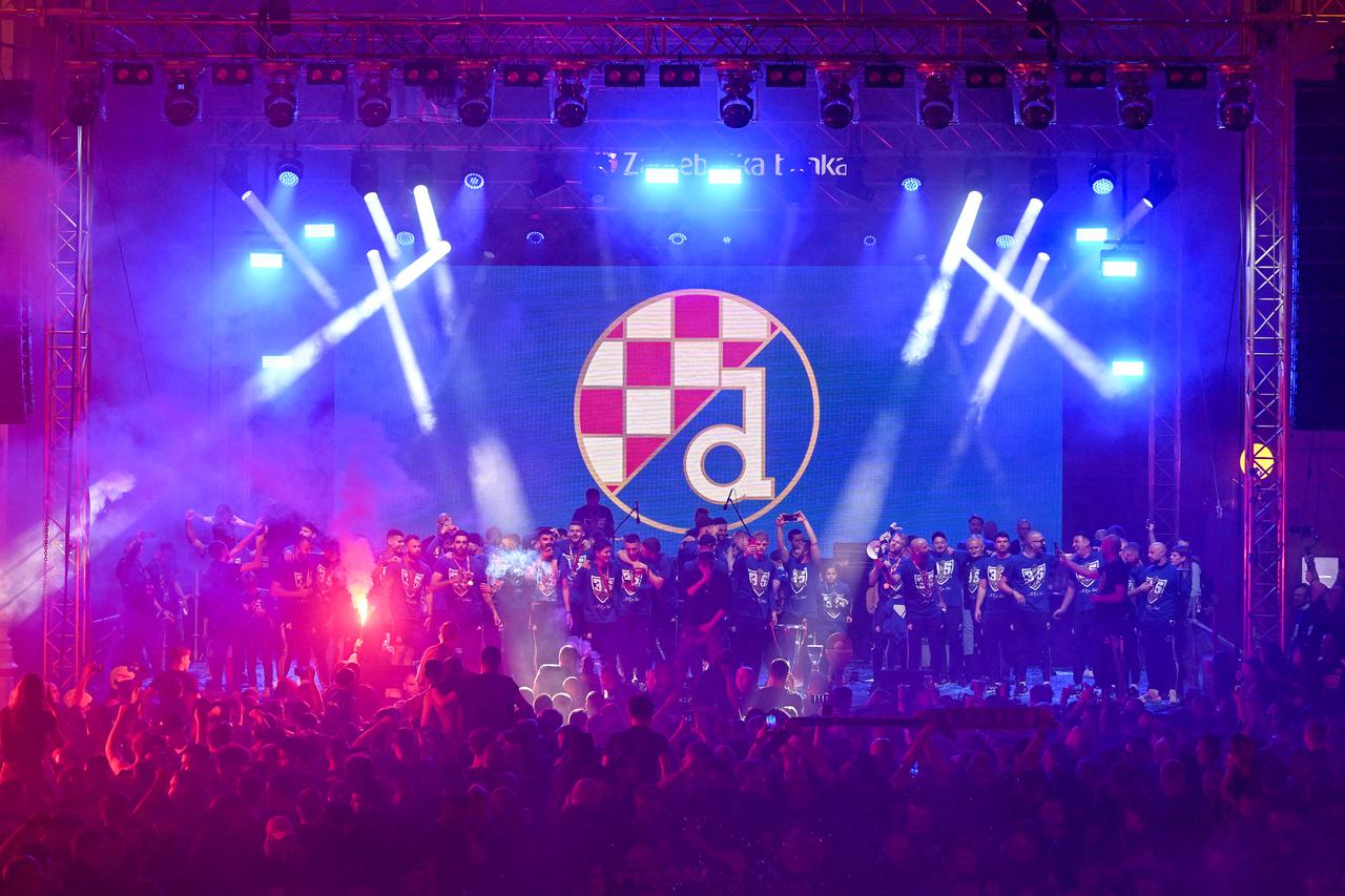 Nogometaši Dinama na Trgu bana Jelačića s navijačima proslavili naslov prvaka Hrvatske
