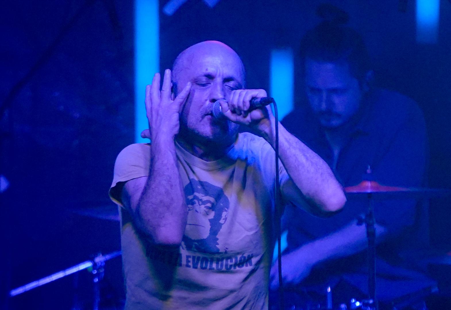  Jutros su mi četiri službena lica ušla u stan i odvela me u pritvor. Strpali su me u maricu, skinuli mi vezice, spremili me u ćeliju. Ja i dalje ne znam što sam skrivio.