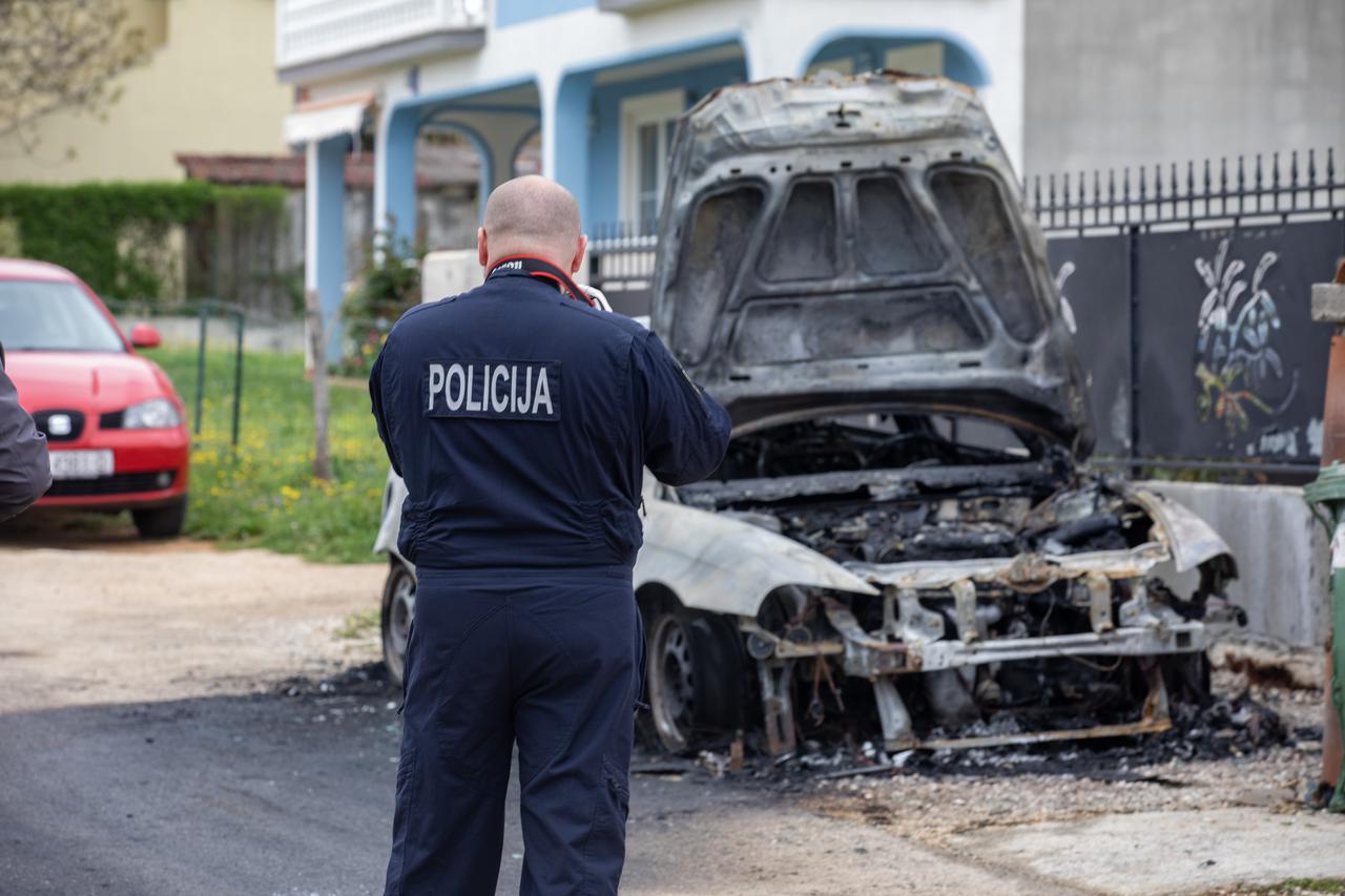U tri sata ujutro u naselju Žbandaj kod Poreča buknuo je požar na dva automobila
