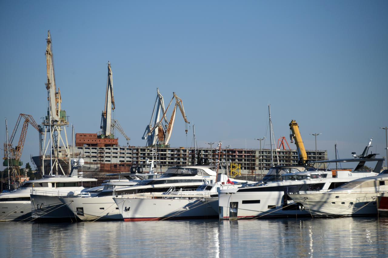 Pula: Pogled na brodogradilište Uljanik iz marine Polesane