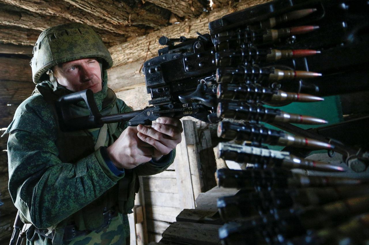 Pripadnik separatističke proruske jedinice u blizini njihove uzvrde Donjecka na istoku Ukrajine