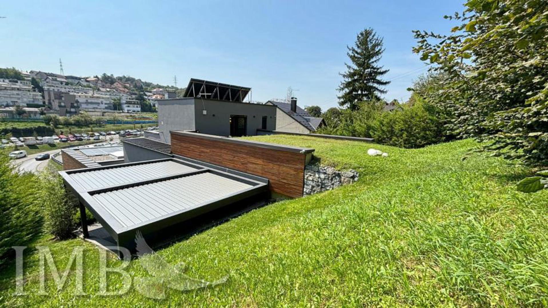 Oglas također ističe dvije prostrane terase s pogledom, kao i korištenje vrhunskih materijala poput prvoklasne keramike i parketa, dizajnerskog namještaja, suvremenog klimatizacijskog sustava i napredne toplinske izolacije.

