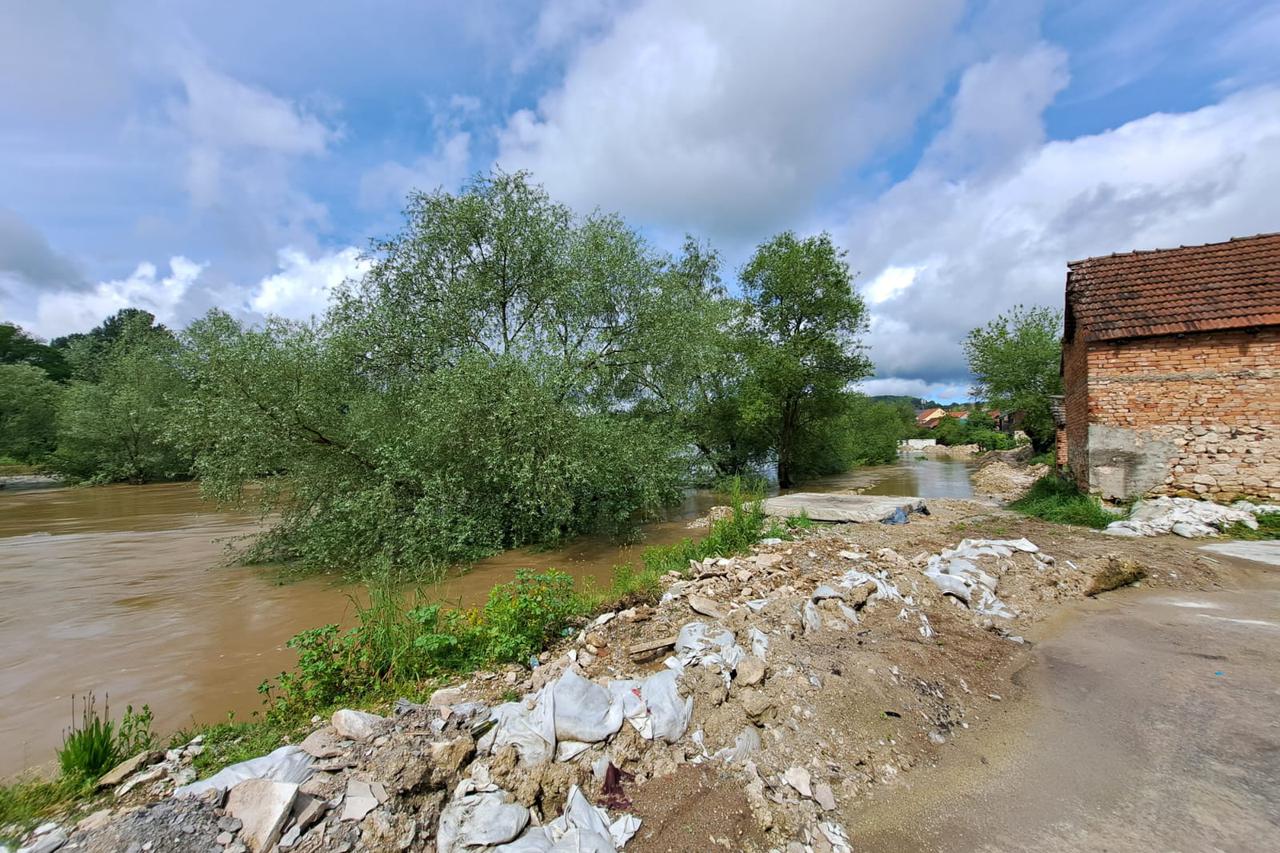 Karlovac: Pogled iz zraka na rijeku Koranu koja se izlila iz svog korita