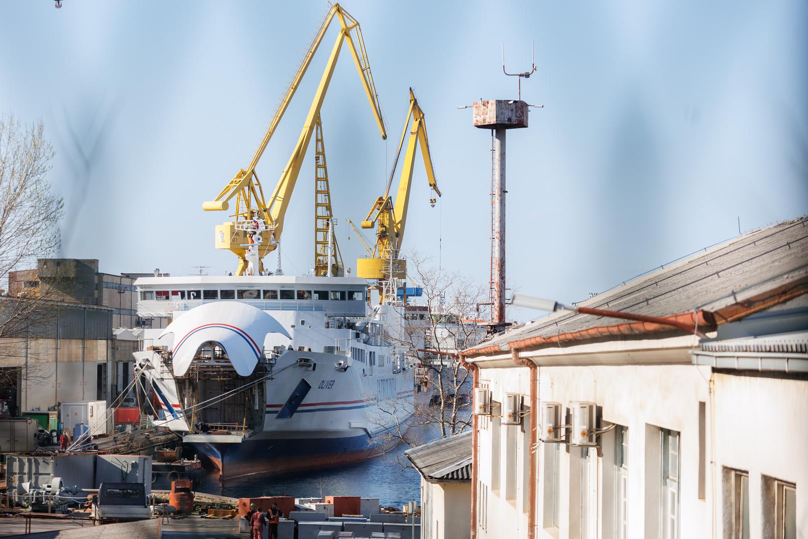 Novonabavljenom brodu Jadrolinije izvorno je odabrano ime Vela Luka, no jedan prijedlog je promijenio sve. Nakon zaprimljenog prijedloga Hrvatske glazbene unije za preimenovanjem broda prihvaćeno je novo ime - Oliver. 