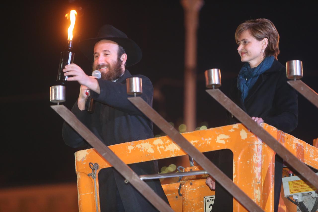 Paljenjem prvog plamena na velikoj menori zapocela proslava zidovskog blagdana Hanuke 