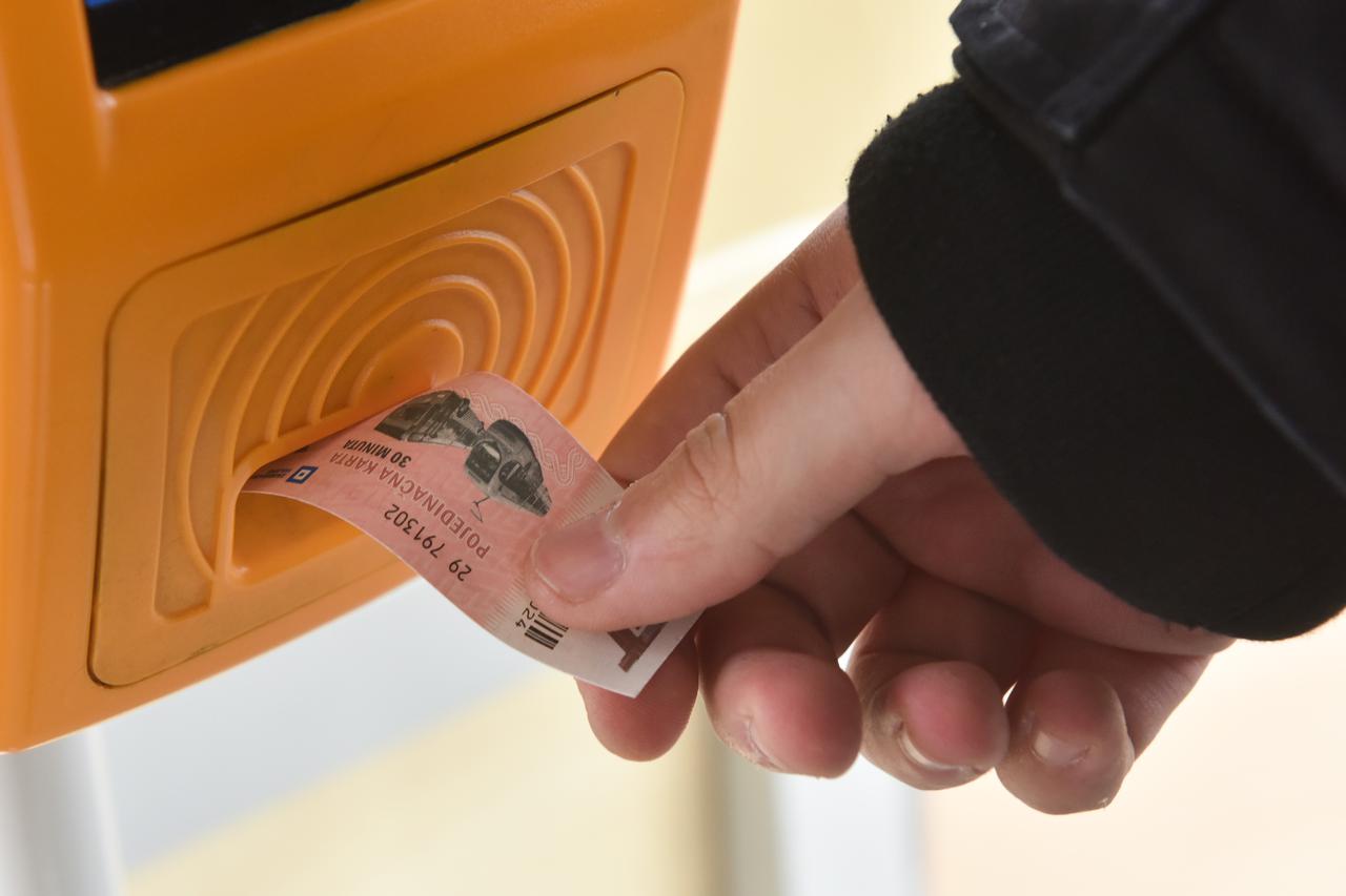 Zagreb: ZET u prodaju pustio karte koje su šire od uobi?ajenih, pa se ne mogu poništiti na aparatima