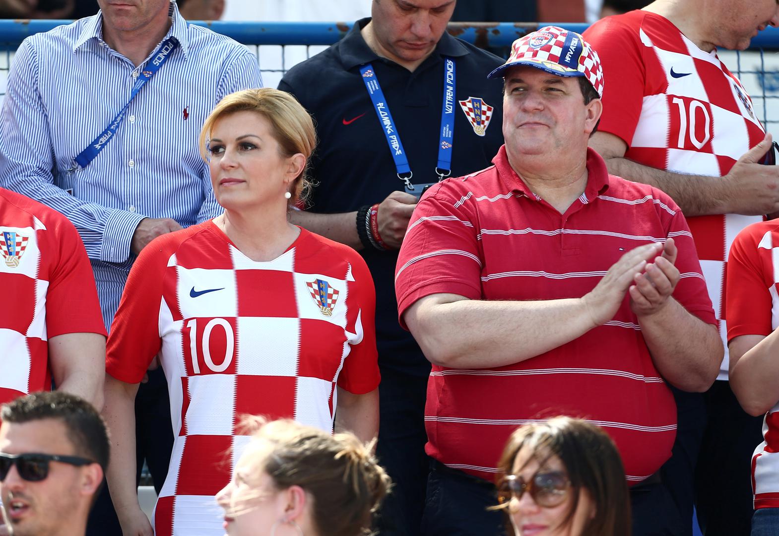 U pratnji joj je bio i suprug Jakov Kitarović koji se od sunca odlučio zaštiti šiltericom s motivom šahovnice.