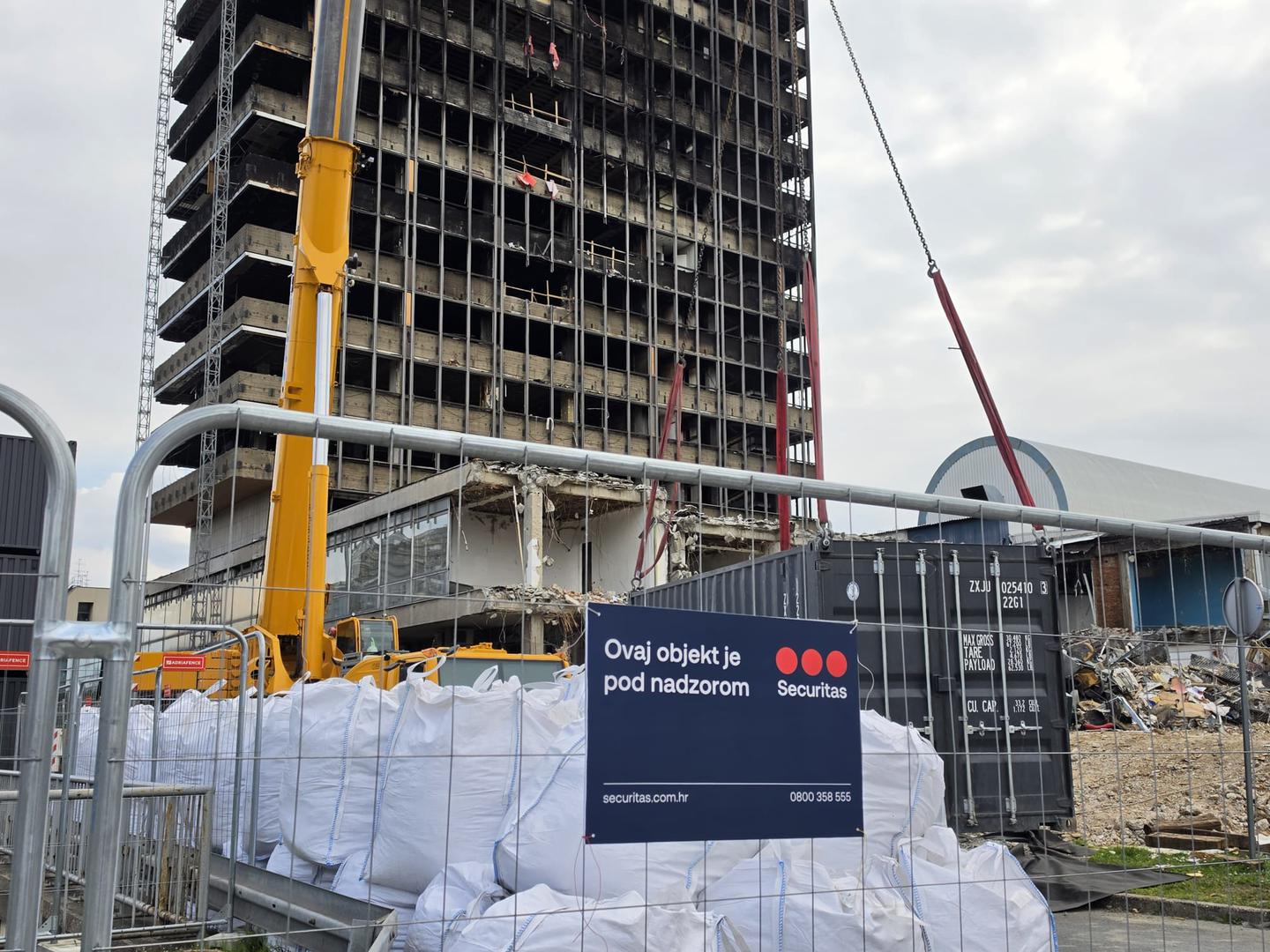 Ovakav način uklanjanjanja smanjuje rizike, unatoč nešto sporijem tempu, a radovi  a radovi će se nastaviti sve do potpunog uklanjanja objekta.