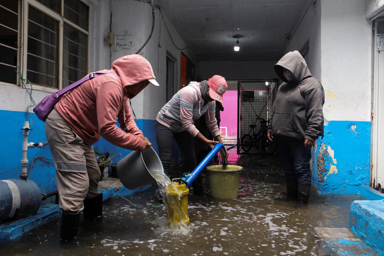 Residents in central Mexico cope with material losses after flooding