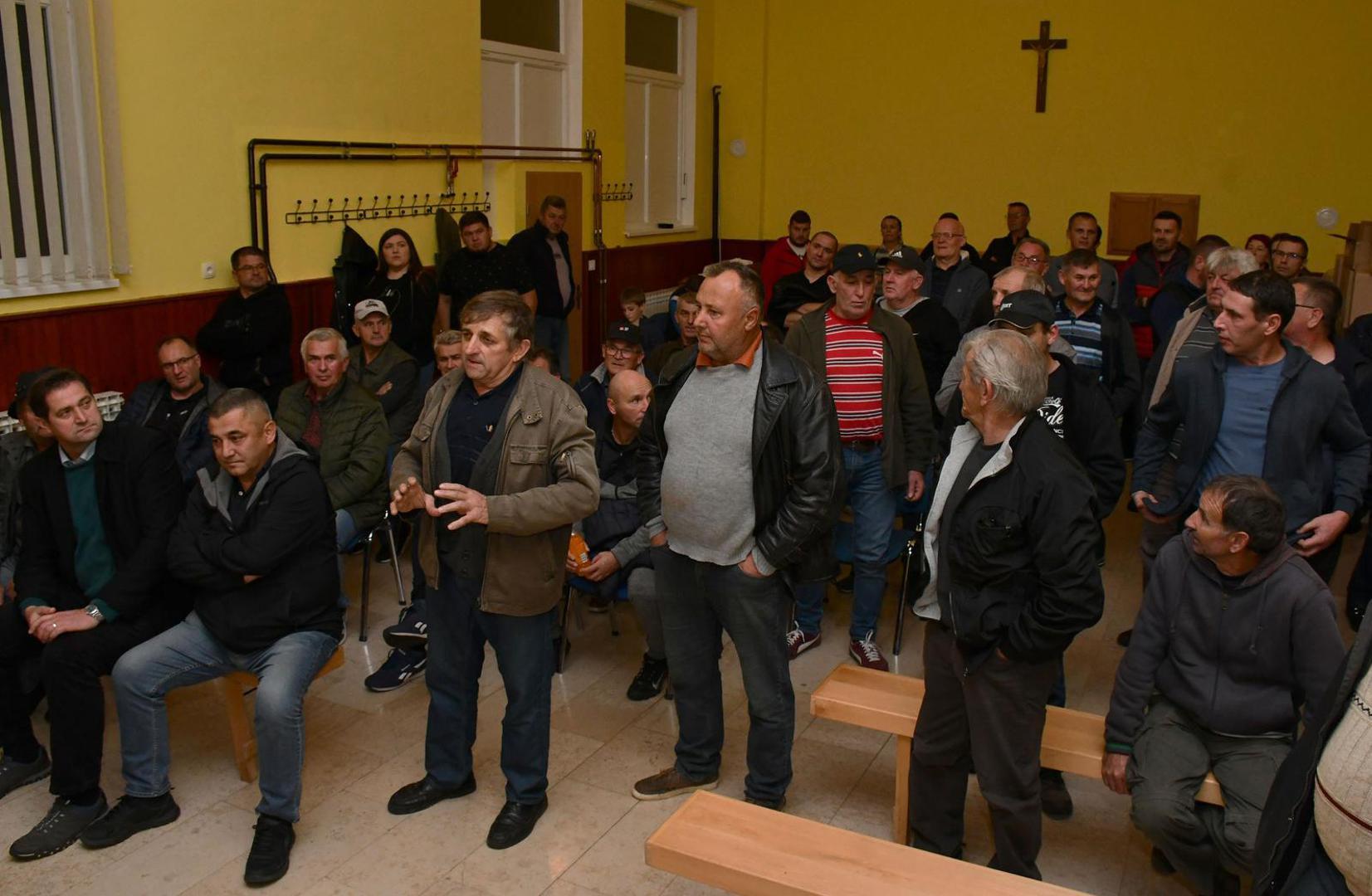 07.11.2023., Trnava - Stozer za obranu hrvatskog sela odrzao konferenciju za medije na temu africke svinjske kuge i zahtjeva za hitni sastanak s premijerom Andrejom Plenkovicem i ministricom poljoprivrede Marijom Vuckovic. Photo: Ivica Galovic/PIXSELL