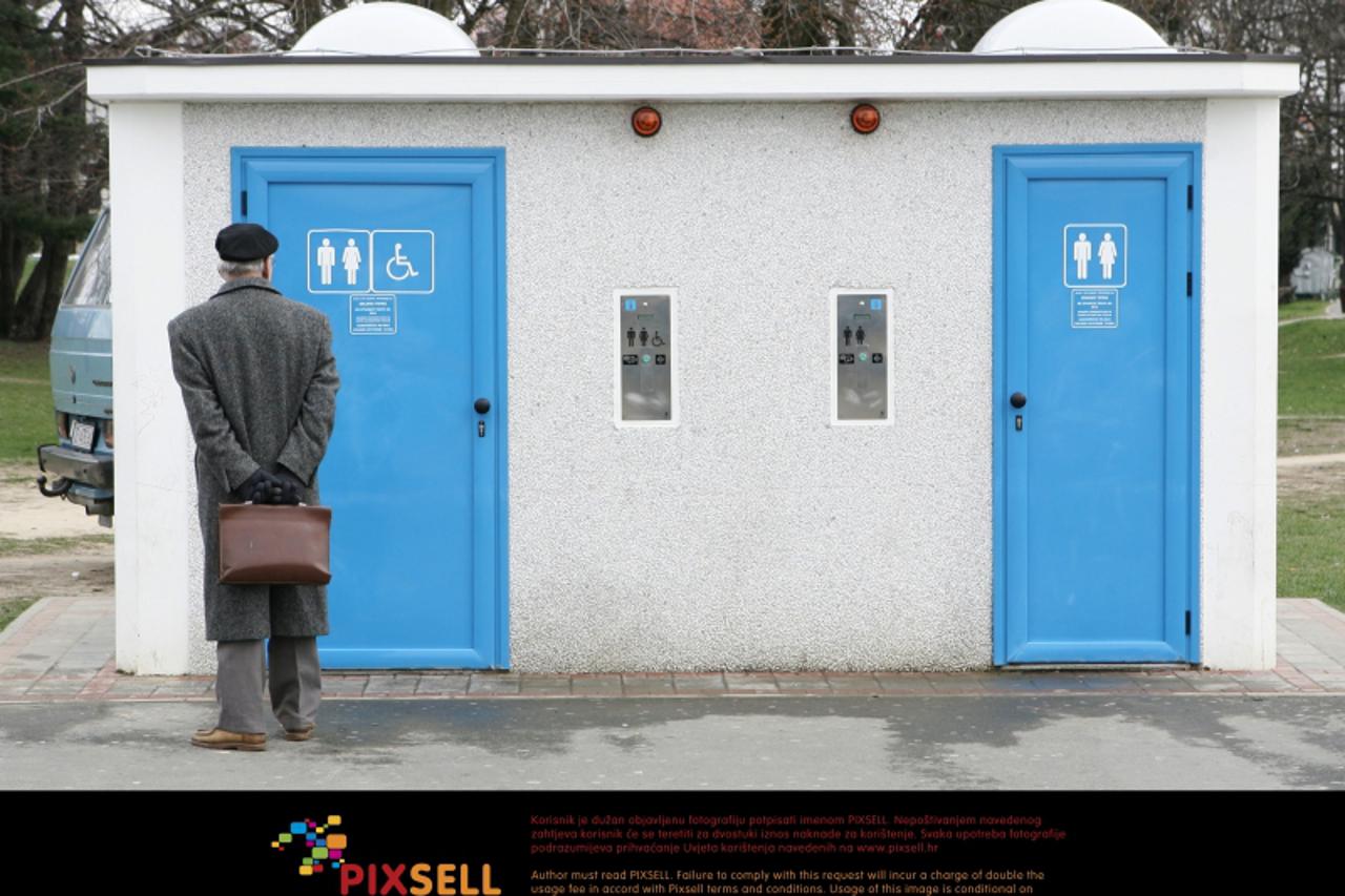 \'19.03.2009., Zagreb - Drazen Keleminec, predsjednik Hrvatskog pravaskog pokreta donio je u paglavarstvo rolu wc papira kao poklon Milanu Bandicu. Dok su pokusavali doc do njegovog ureda Milan Bandic