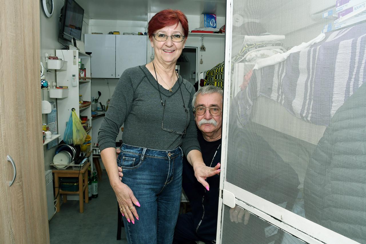 Obilazak obnovljenih kuća u Glini i Majskim Poljanama, i ljudi koji i dalje žive u kontejnerima