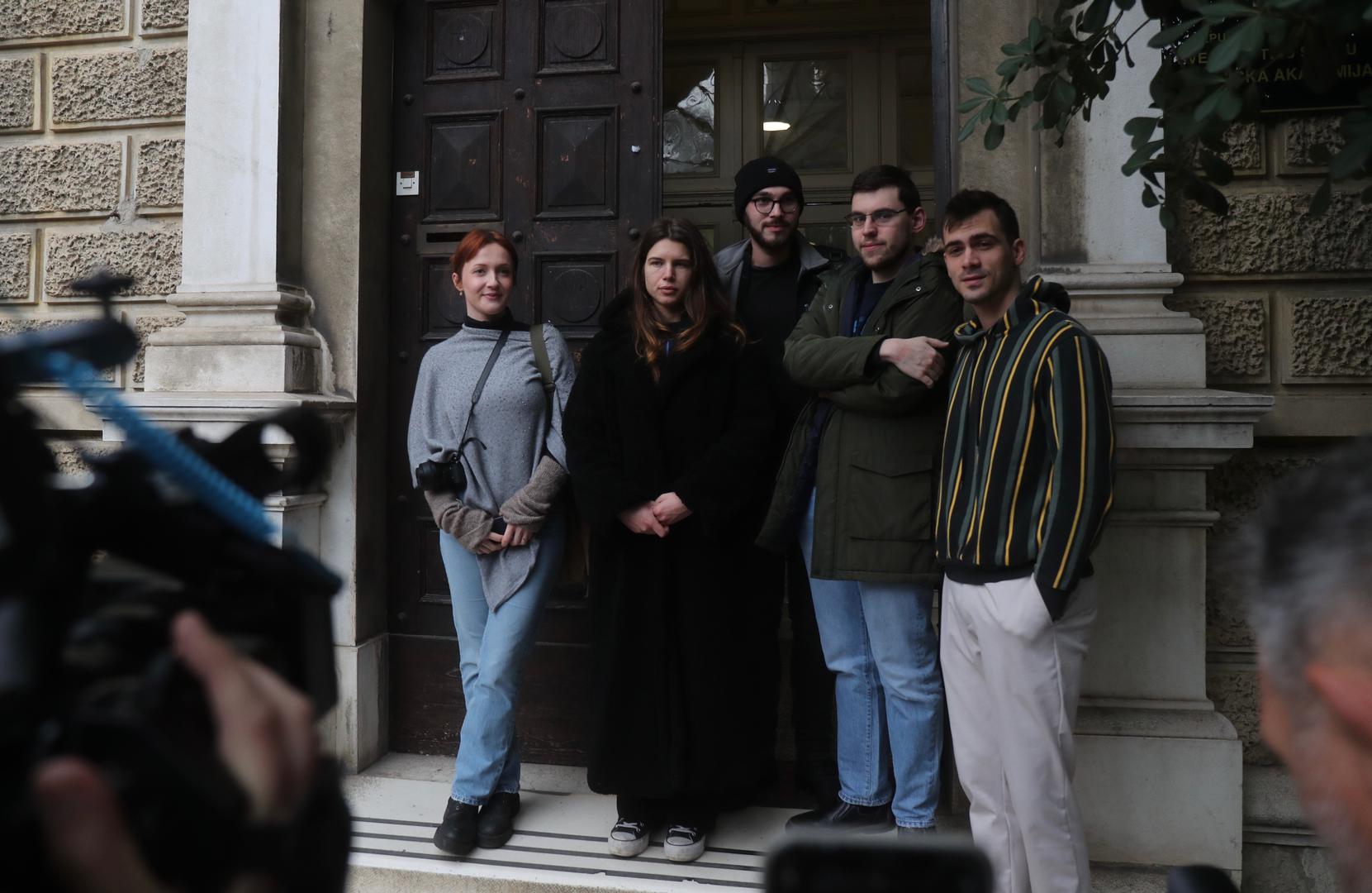 Prosvjedu su se pridružili i studenti umjetničkih akademija iz Splita, Rijeke i Zagreba, u kojem su i sami imali problema sa nesankcioniranim ili neadekvatno sankcioniranim nasiljem profesora.